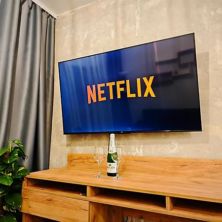 Axiom - Zenith Iv - Netflix, Hbo, Champagne