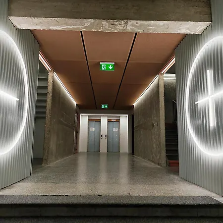 Axiom - Zenith Iv - Netflix, Hbo, Champagne